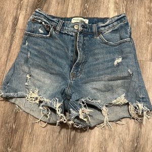 Abercrombie and Fitch The Mom 4” short High Rise size 27/ 4